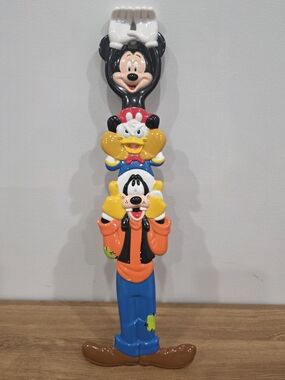 Vintage Walt Disney World plastic back scratcher shaped like a character totem p